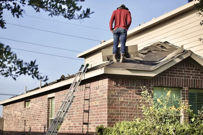Professional roofer working on a residential roof in Alverda
